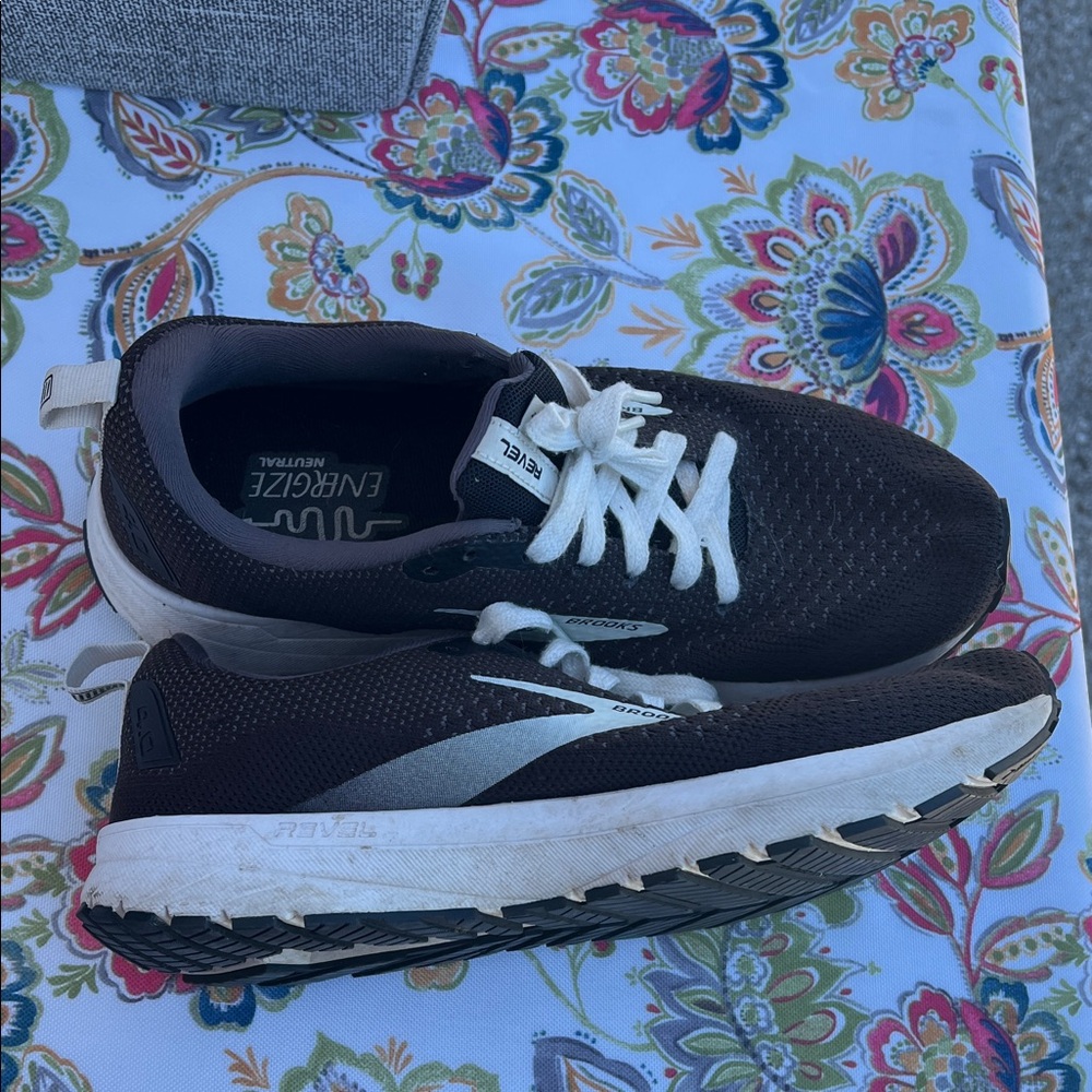 Brooks Black and White Women's/Unisex Running Sneakers
